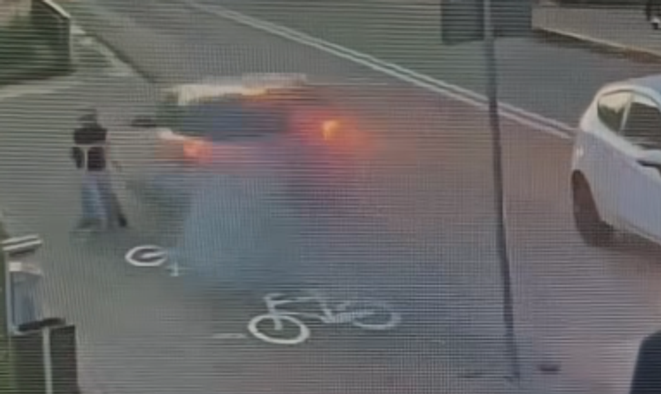 VIDEO: Od tragédie ju delili centimetre. Auto sa rútilo priamo na dievča na kolobežke