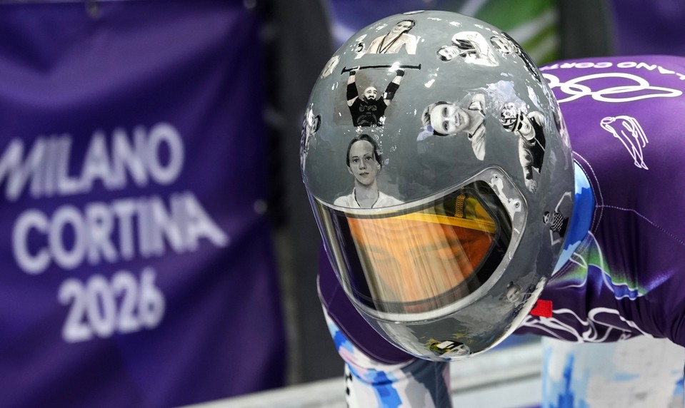 Ukrajinského olympionika diskvalifikovali za helmu s portrétmi obetí vojny