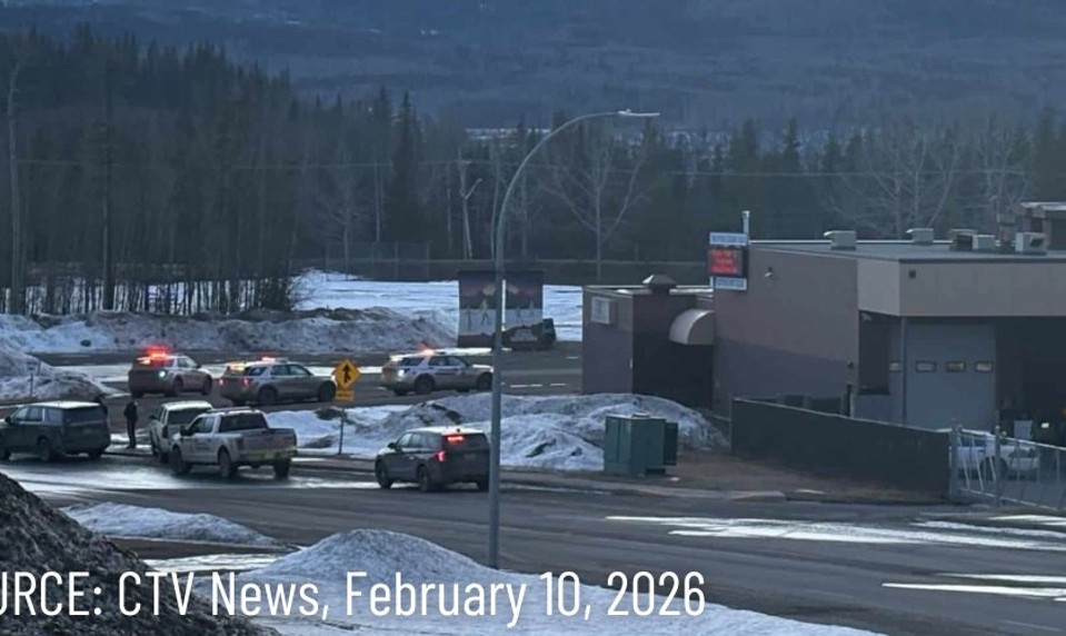 Desať ľudí vrátane útočníčky zahynulo pri streľbe pri strednej škole