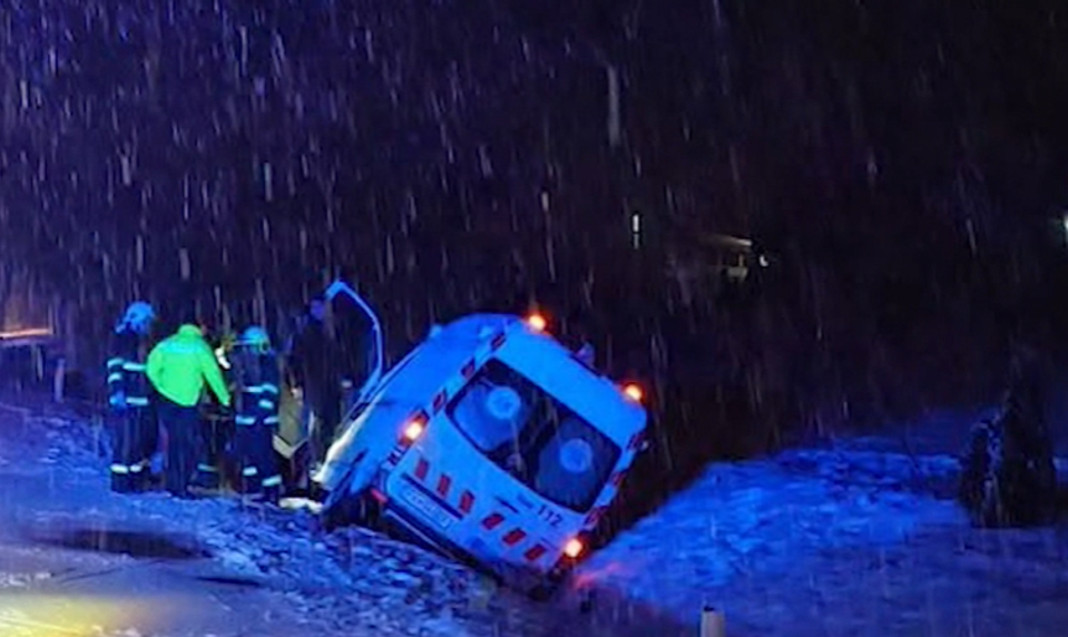 Uzavreté Donovaly alebo sanitka v priekope: Počasie na Slovensku komplikovalo cestu vodičom