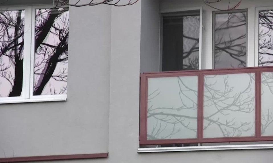 23-ročný mladík v Seredi prežil pád z balkóna na šiestom poschodí