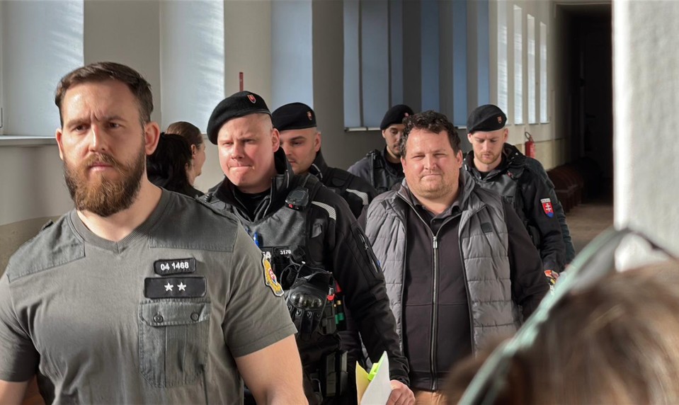 Čurillu a Ďurku priviezli na súd. Sudca rozhoduje o ich väzbe