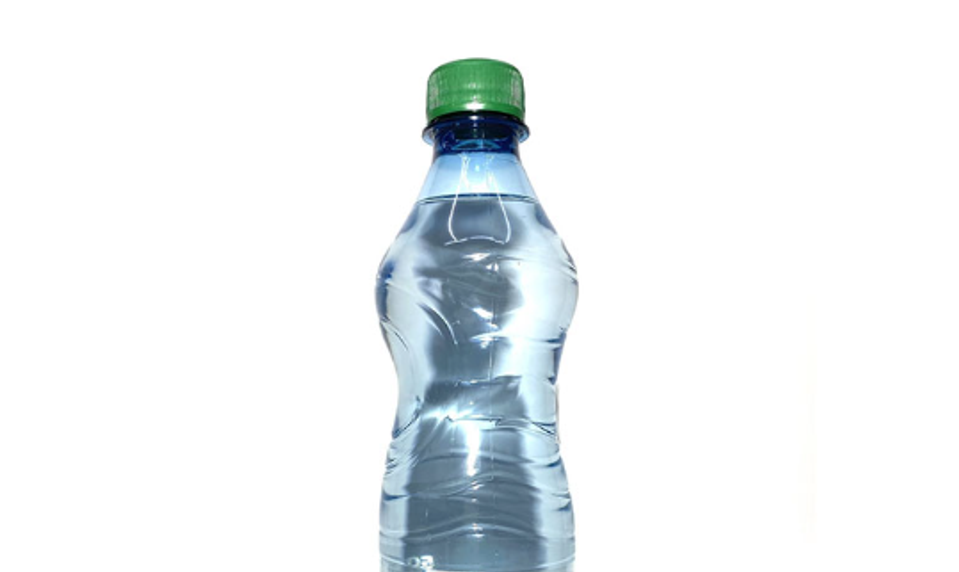 Pozor na túto minerálnu vodu. Hygienici varujú pred poleptaním tráviaceho traktu