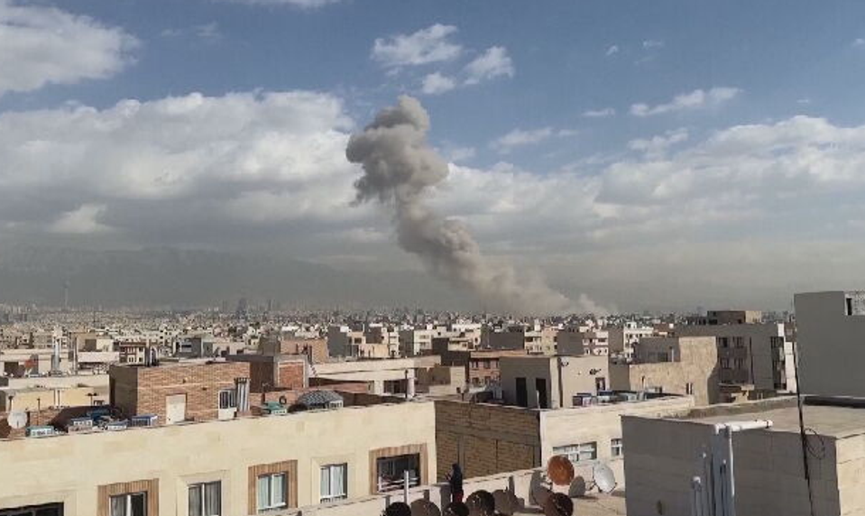 Izrael zaútočili na Irán spolu USA. Zaznamenali vypálenie aspoň jednej balistickej rakety z Iránu