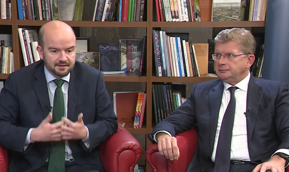 Vláda nerieši vlaky, ale "reformu" ochrany oznamovateľov, kritizuje Dubéci