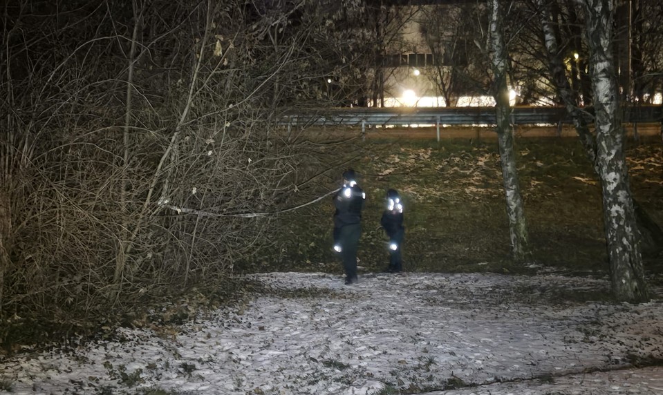 Policajti našli v kríkoch v Brezovom háji zasnežené telo mŕtveho muža