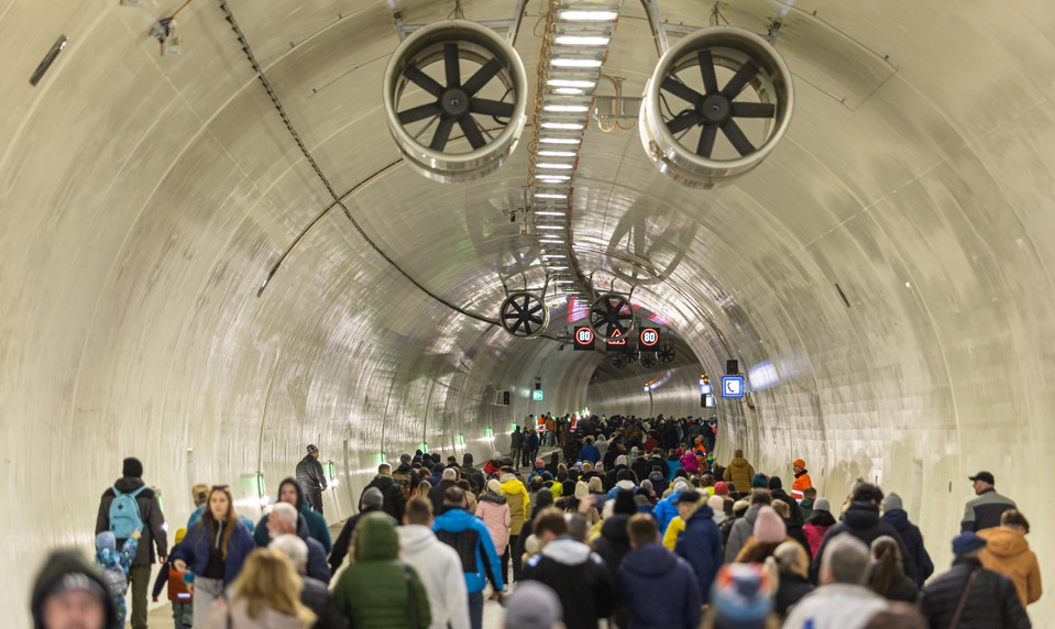 Tunel Višňové, ktorý sa staval 27 rokov, otvorili pre návštevníkov. Záujem ľudí spôsobil kolaps dopravy