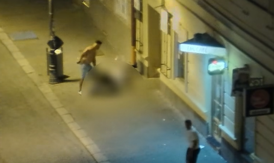 Brutálna bitka v centre mesta: Polícia žiada verejnosť o pomoc s identifikáciou