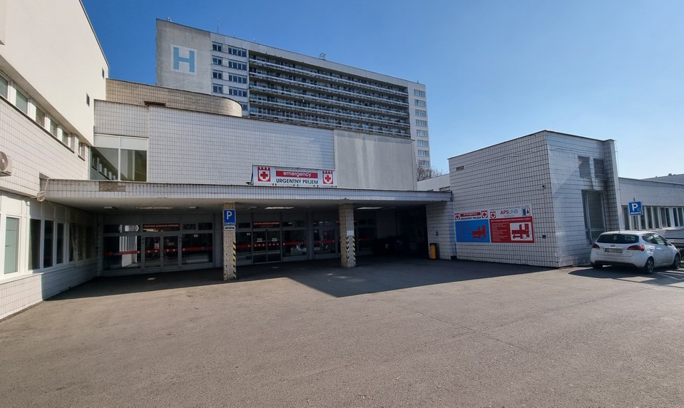 Chceli mu urobiť test na Covid. Napadol lekárku aj sestričku. Na urgente v Ružinove zasahovalo 15 policajtov