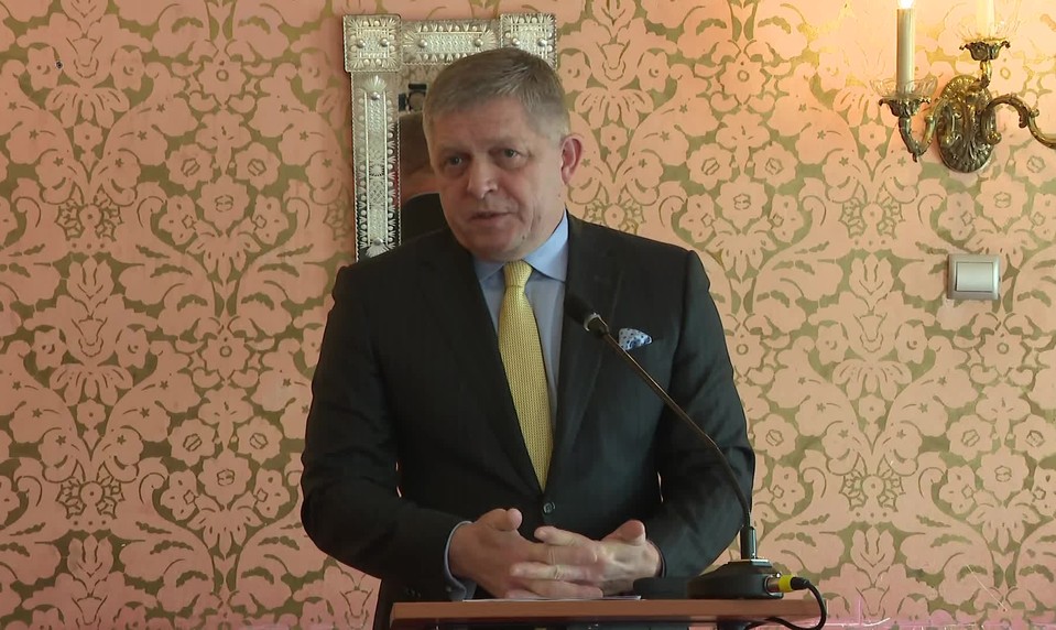 Fico pripúšťa zmeny pri voľbe zo zahraničia. Hovorí o riziku manipulácie