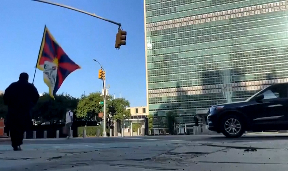 VIDEO: V New Yorku sa pred OSN pre protest upálil Tibeťan