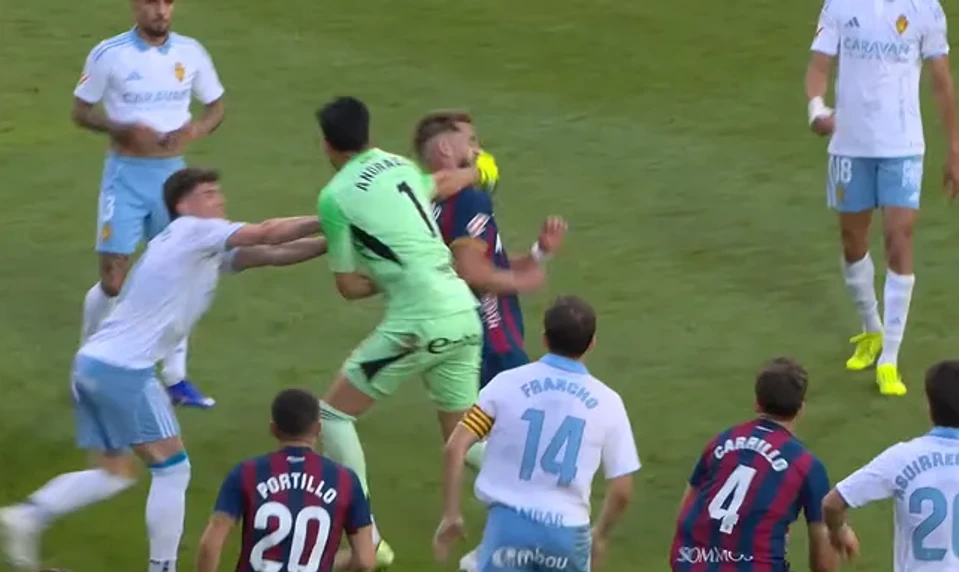 Brankár po verdikte stratil rozum, súpera udrel päsťou do tváre. ROK si nezachytá