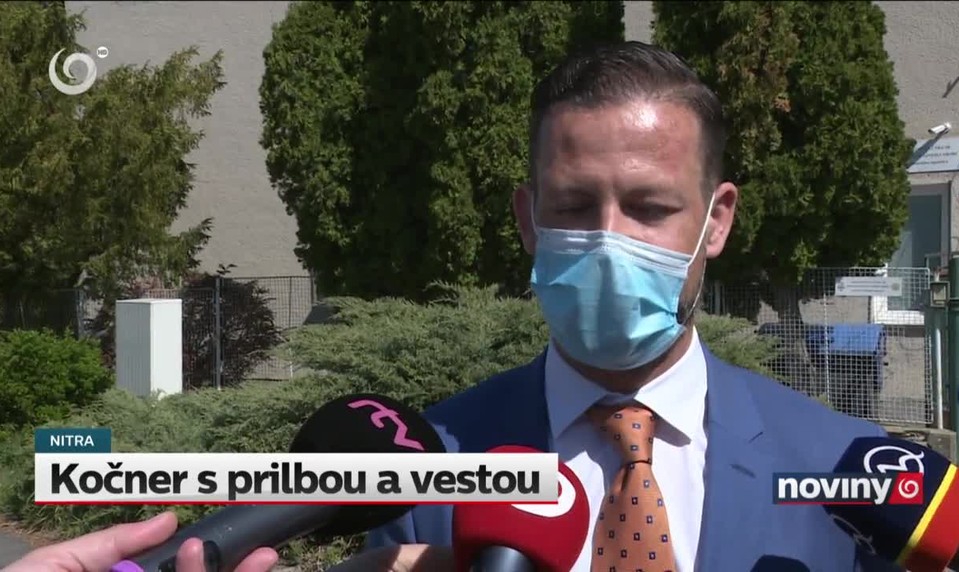 Kočner s prilbou a vestou