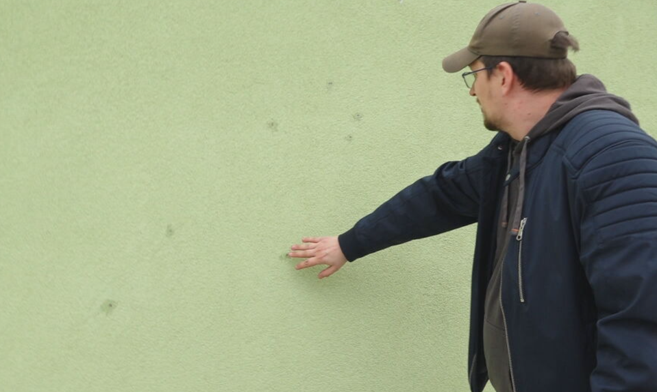 Popradčanov trápia neznámi ostreľovači. V stene na sídlisku našli niekoľko brokov