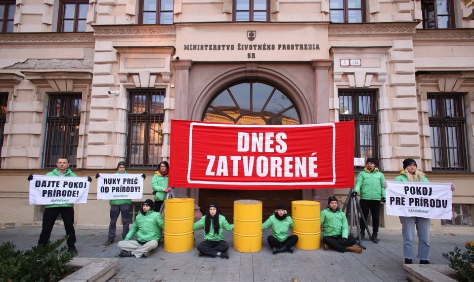 Aktivisti z Greenpeace zablokovali vchod Ministerstva životného prostredia, Taraba avizuje trestné oznámenia