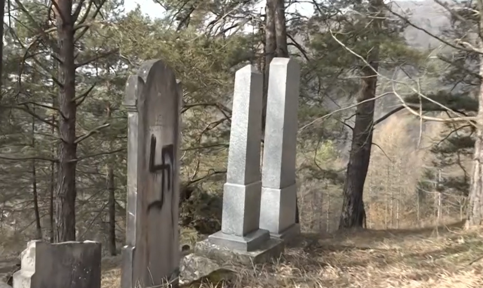 Hákové kríže na najstaršom židovskom cintoríne: Prípad uzavreli, no páchateľ zostáva neznámy