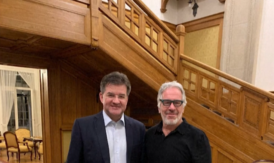 Americkí senátori zverejnili ďalšie fotografie Epsteina, je na nich aj Miroslav Lajčák