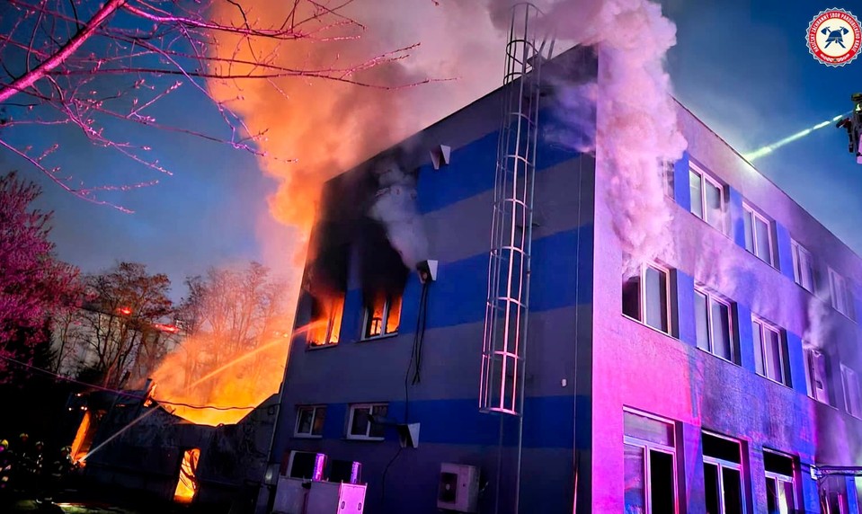 Kto stojí za požiarom v Pardubiciach? Polícia zadržala trojicu aktivistov, medzi nimi aj študenta