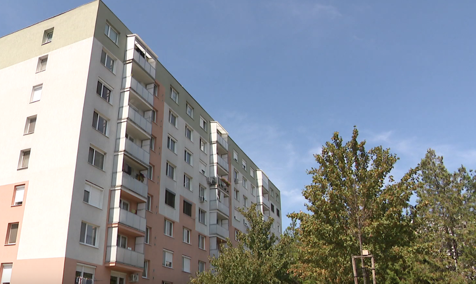 Z balkóna na šiestom poschodí spadol 23-ročný mladík. Hrozivý pád prežil
