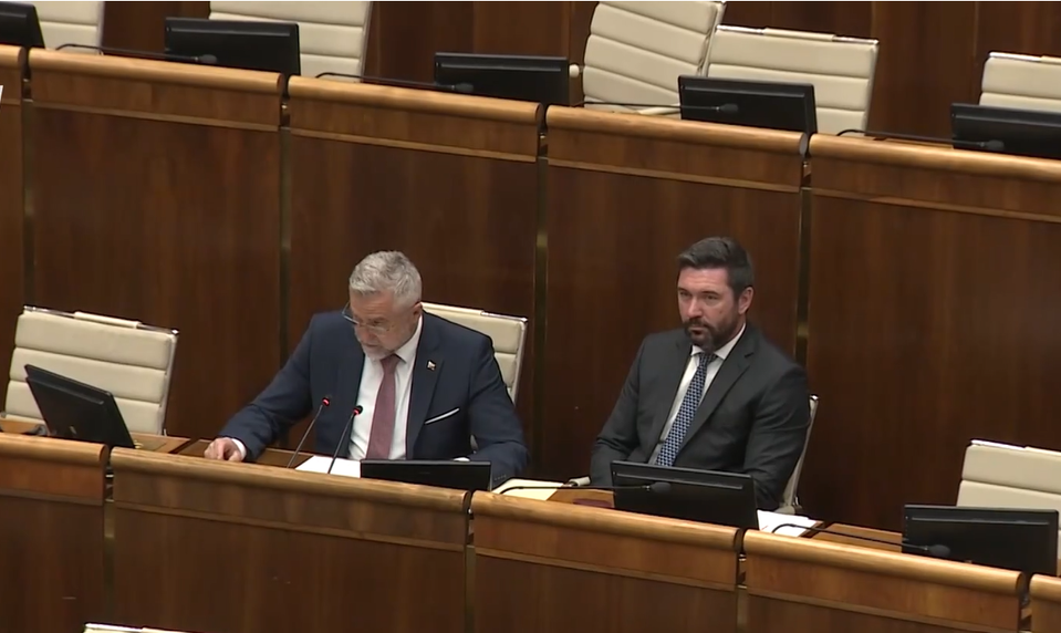 Takáč odvolávaniu zatiaľ čelí len na papieri. Parlament opäť nebol uznášaniaschopný