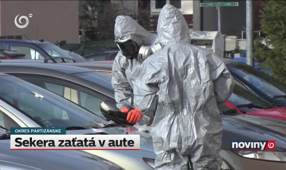 Sekera zaťatá v aute