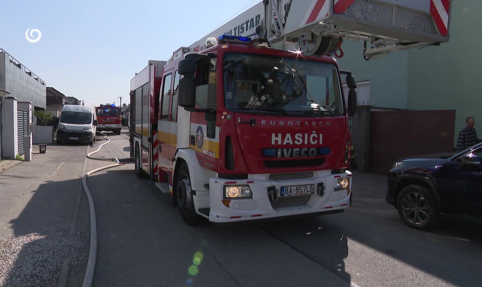 Desiatky hasičov bojovali s požiarom rodinného domu. Podpálenie mala spôsobiť neter