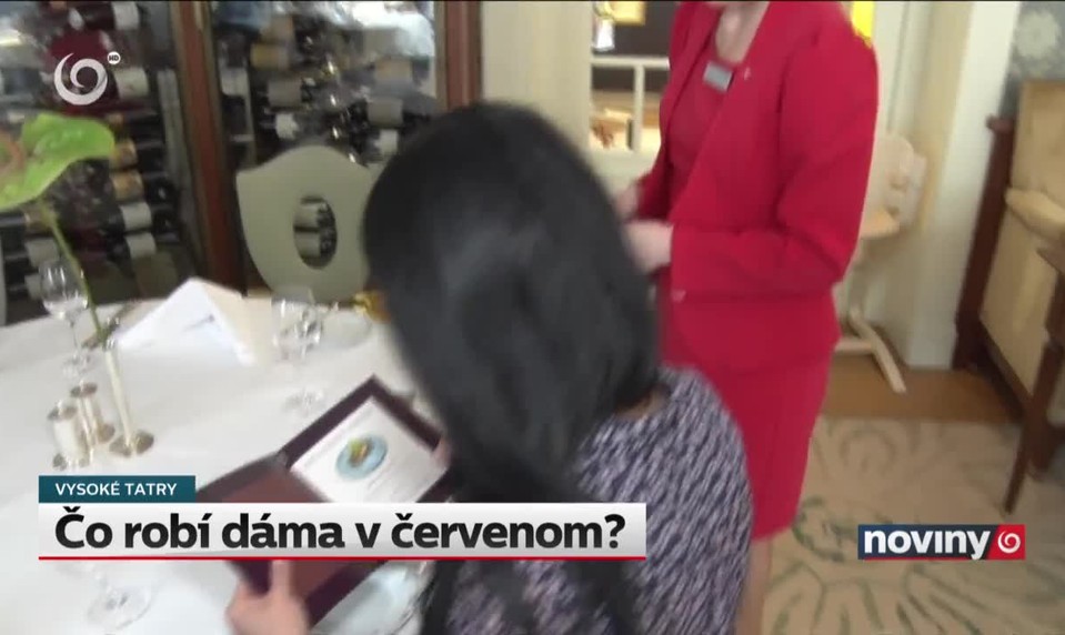 Čo robí dáma v červenom?