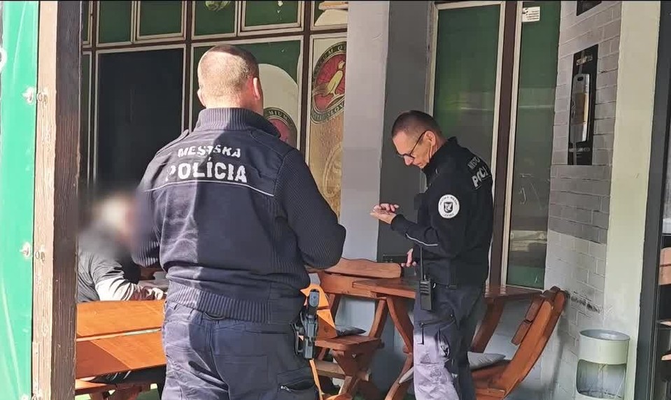 Bitka na terase v Lučenci: Agresívny muž udieral neznámeho okoloidúceho
