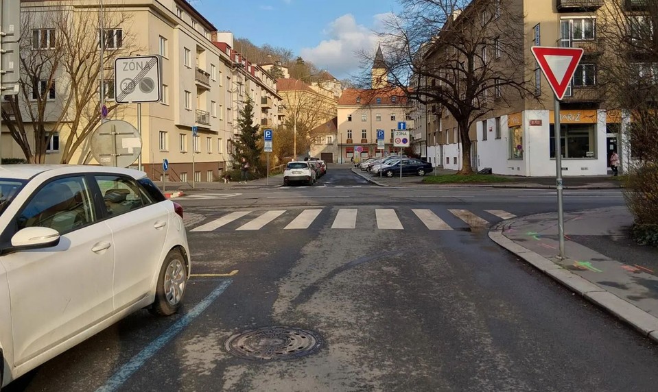 Vodič zrazil maloleté dievča na priechode a ušiel. Pátra po ňom polícia