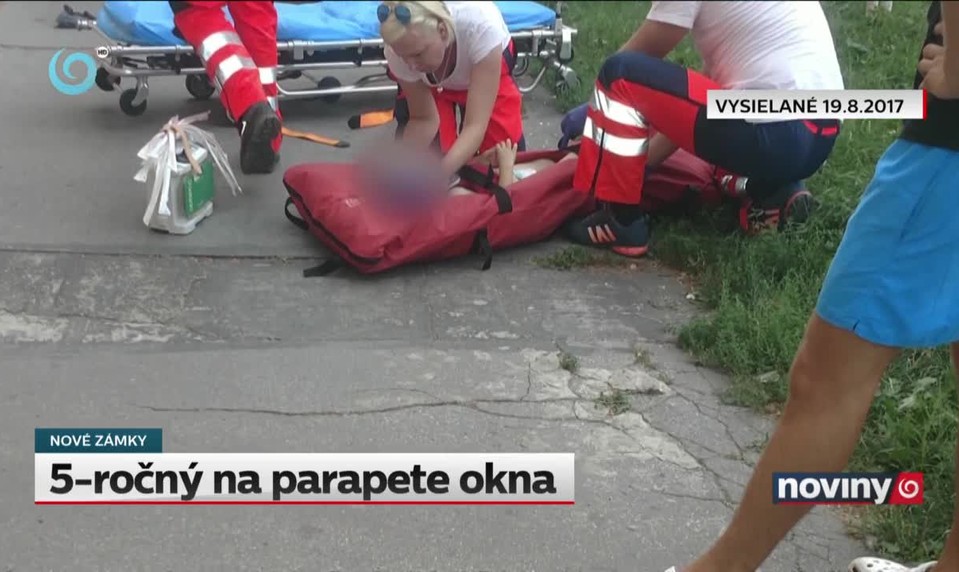 5-ročný na parapete okna