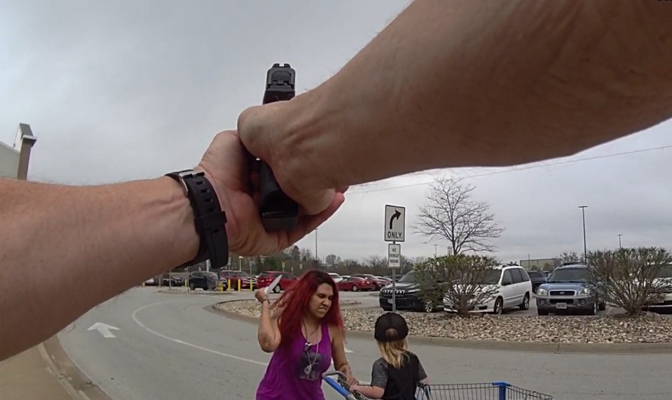 Žena ohrozovala cudzieho 3-ročného chlapčeka s nožom. Polícia útočníčku zastrelila