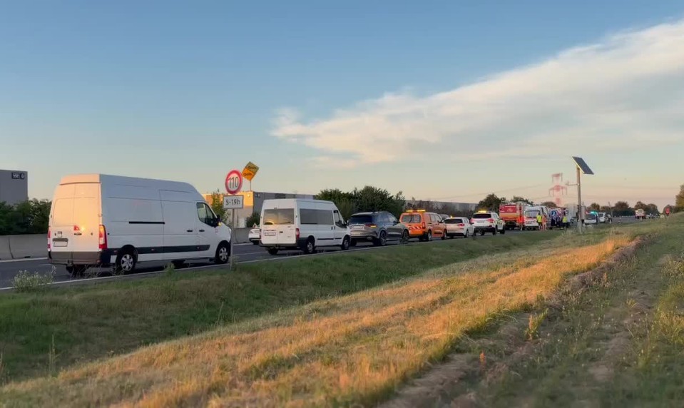 Vážna nehoda na D1: Nákladiak narazil do diaľničnej patroly a pracovníkov NDS