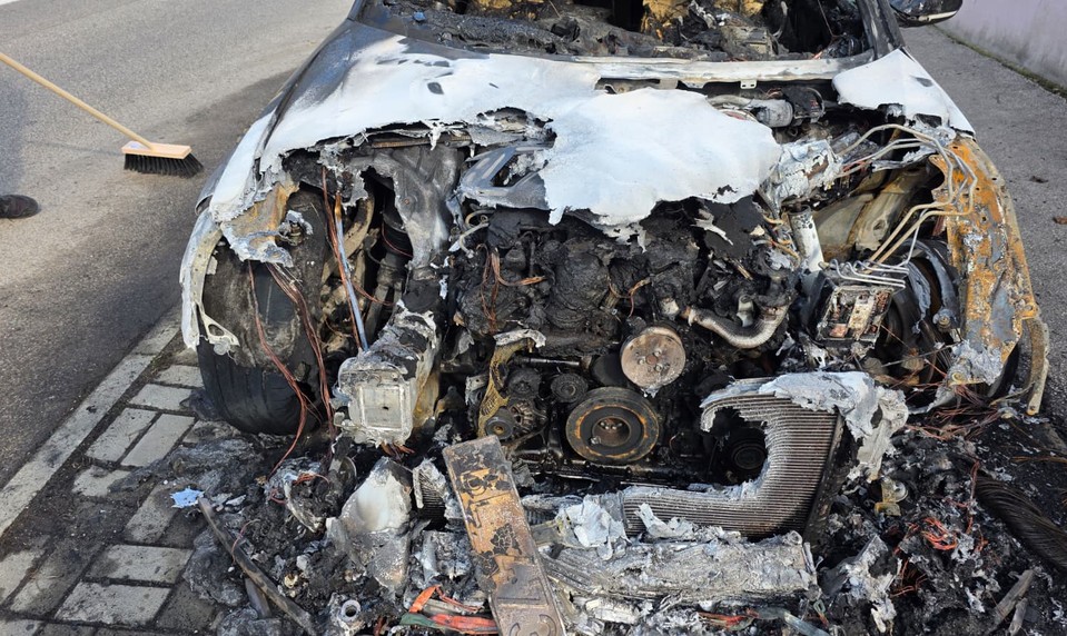 Nočný požiar luxusného auta: polícia preveruje podpaľačstvo