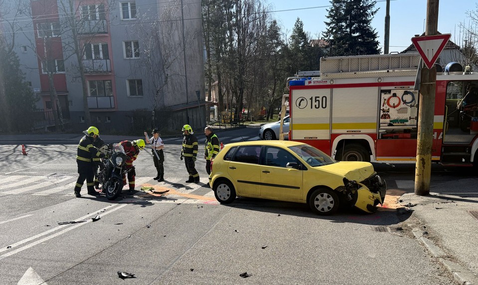 Dopravná nehoda osobného auta a motorky. Na mieste zasahuje polícia