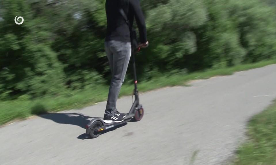 Neznáma osoba na elektrokolobežke zrazila seniorku a pokračovala ďalej v jazde