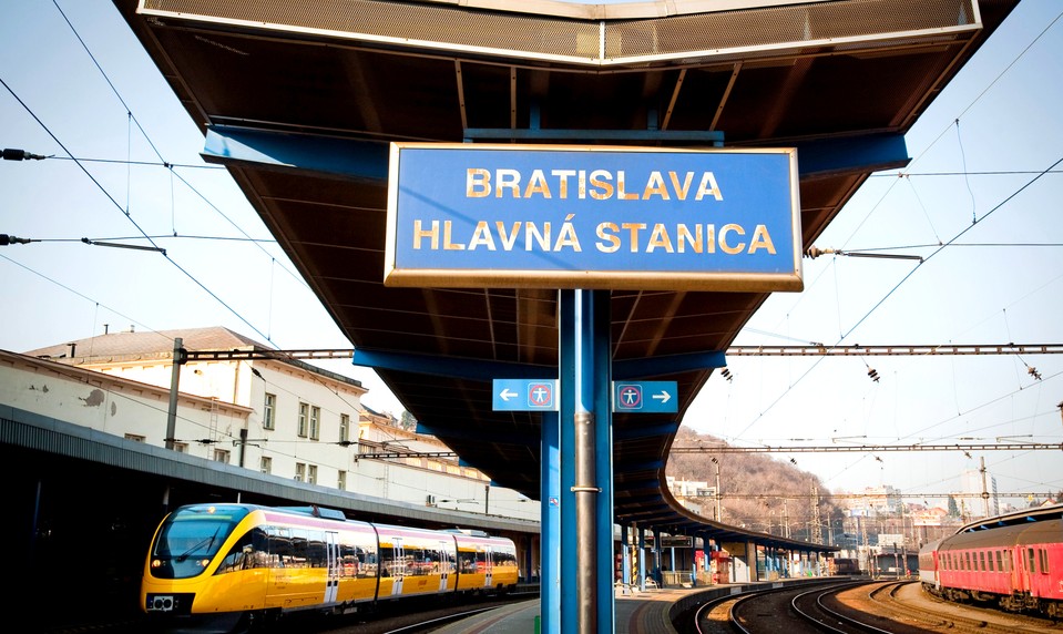 V blízkosti bratislavskej Hlavnej stanice sa vykoľajil vlak