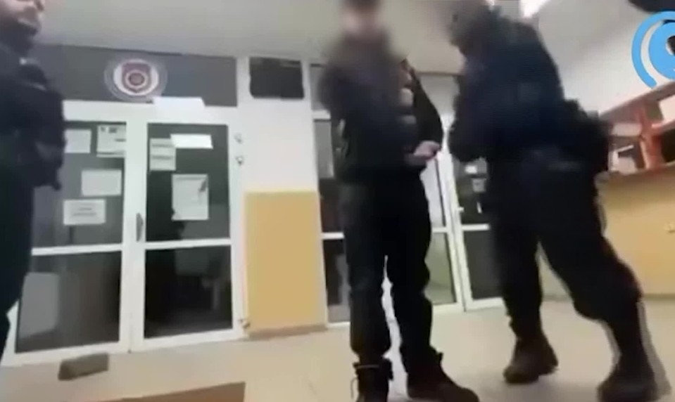 Stíhanie policajta, ktorý v Galante vyfackal tínedžera zastavili. O jeho osude rozhodnú nadriadení