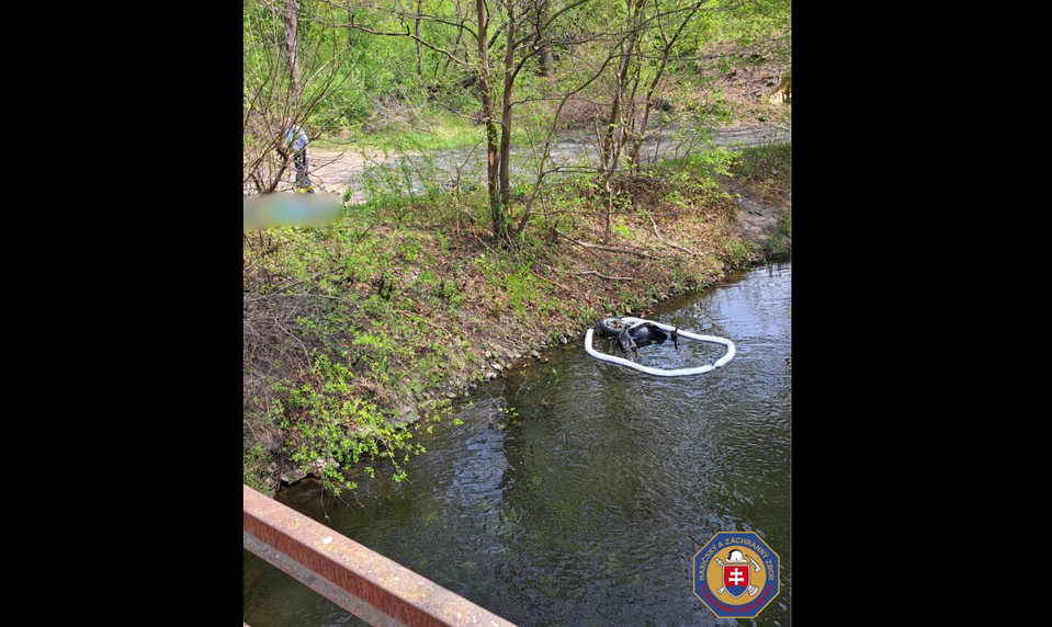 Po náraze motocykla do stromu zomrel jeden človek, druhého previezli vrtuľníkom