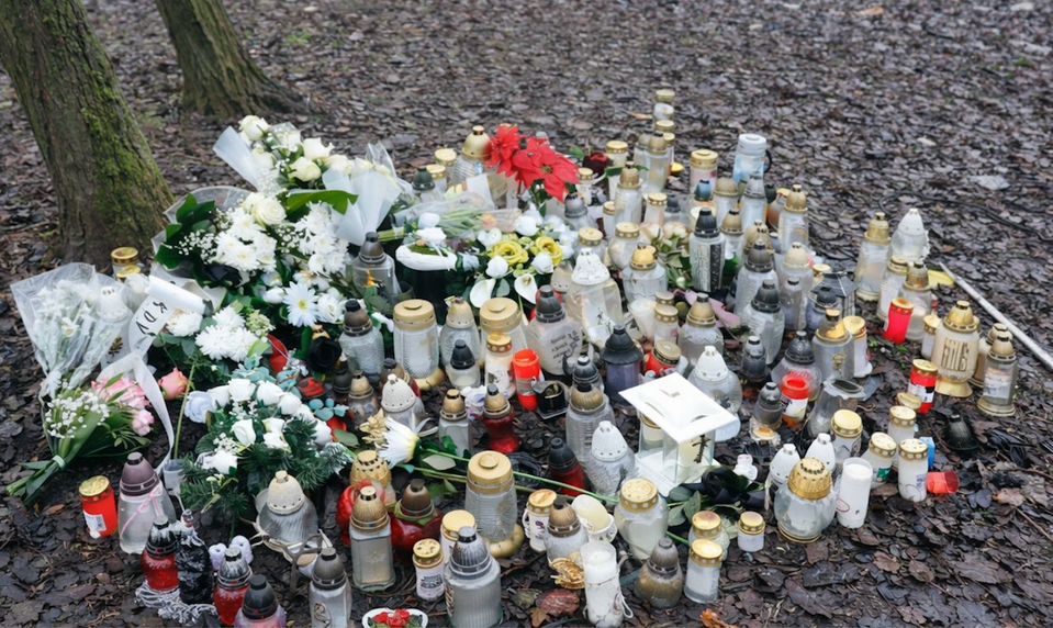 Surovo autentické pietne miesto: nielen kvety a sviečky pripomínajú Jákliovej tragickú nehodu!