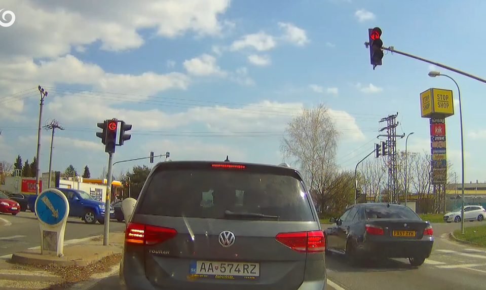 Pohrebný sprievod zablokoval križovatky a prechádzal na červenú. Prípad rieši polícia