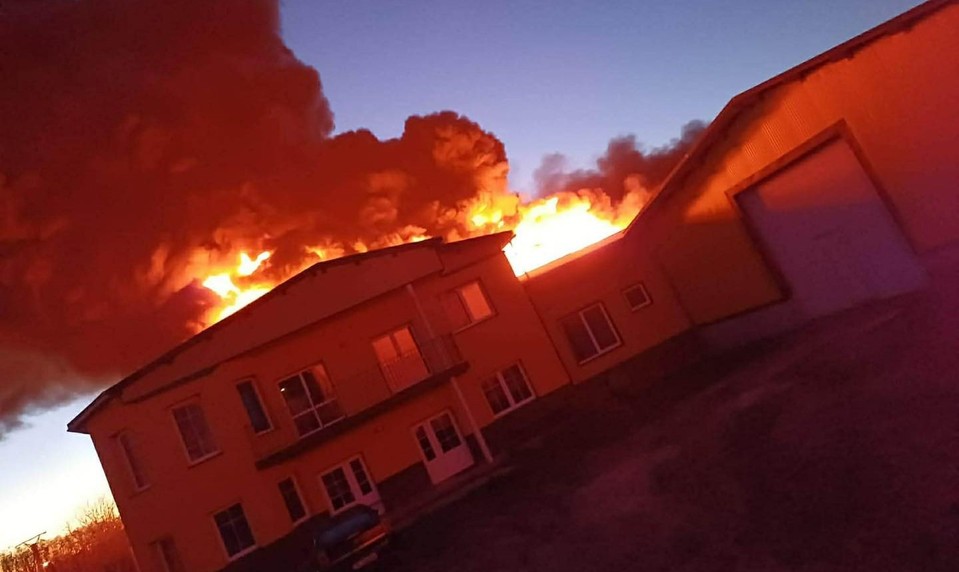 Halu v Moravskom Svätom Jáne zachvátili plamene, ozval sa aj výbuch