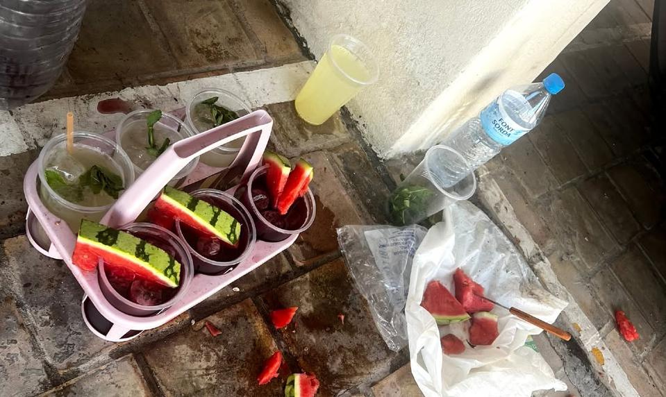 Dovolenkári pozor! Na plážach sa nelegálne predávajú drinky pripravené na zemi pri odpadkoch