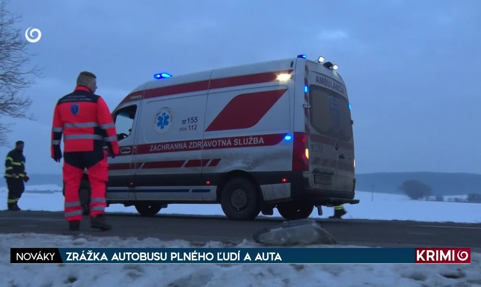 ZRÁŽKA AUTOBUSU PLNÉHO ĽUDÍ A AUTA