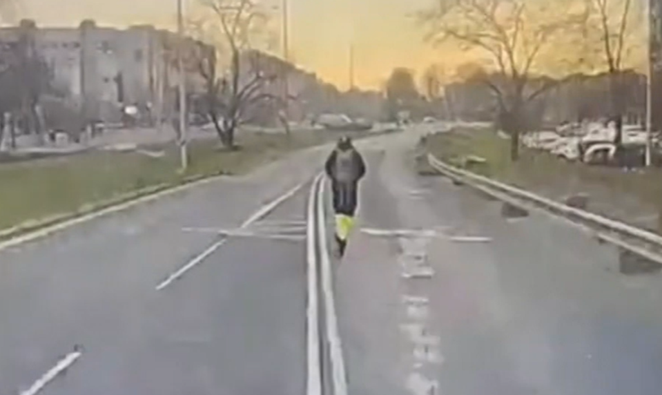 Opitý kolobežkár zámerne vchádzal do cesty autobusu a blokoval ho