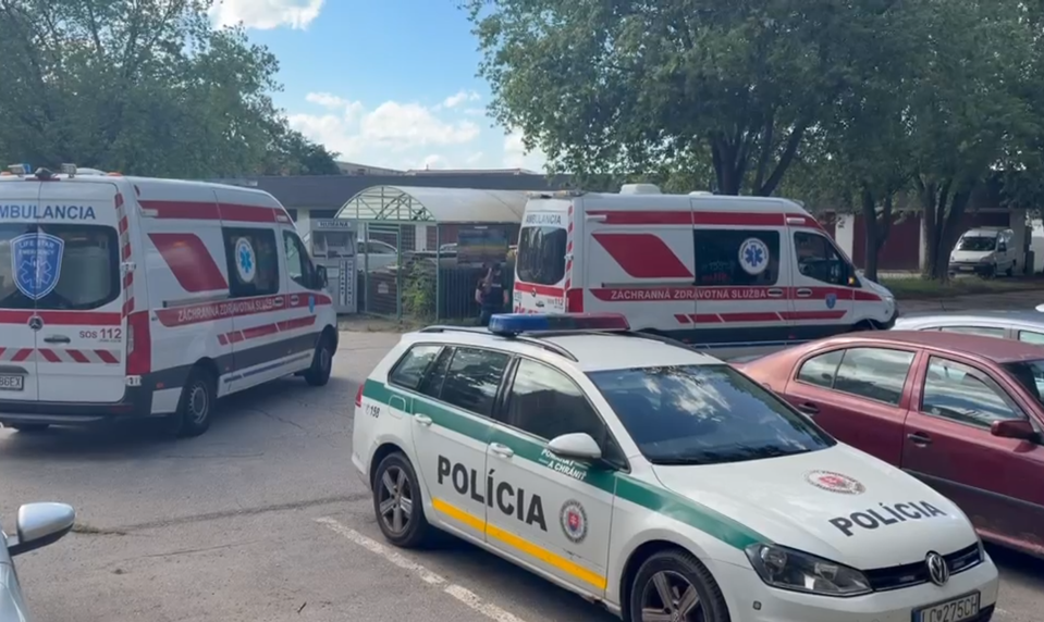 Krvavá dráma v Lučenci: Muž so ženou skončili dobodaní, v byte bolo aj dieťa