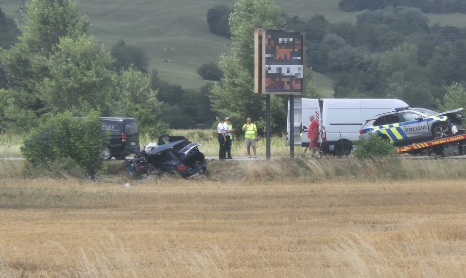 Policajné auto smerujúce na zásah sa čelne zrazilo s osobným vozidlom. Vodič nehodu neprežil
