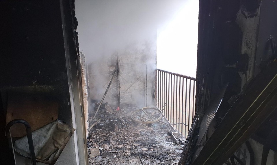 Hasiči zasahujú pri požiari bytu v Senici, obyvatelia evakuovaní