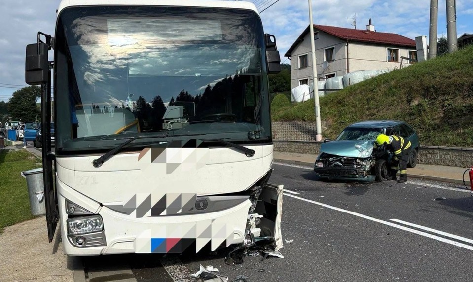 Vážna nehoda v Ždiari zablokovala cestu. Zrazili sa autobus a osobné vozidlo