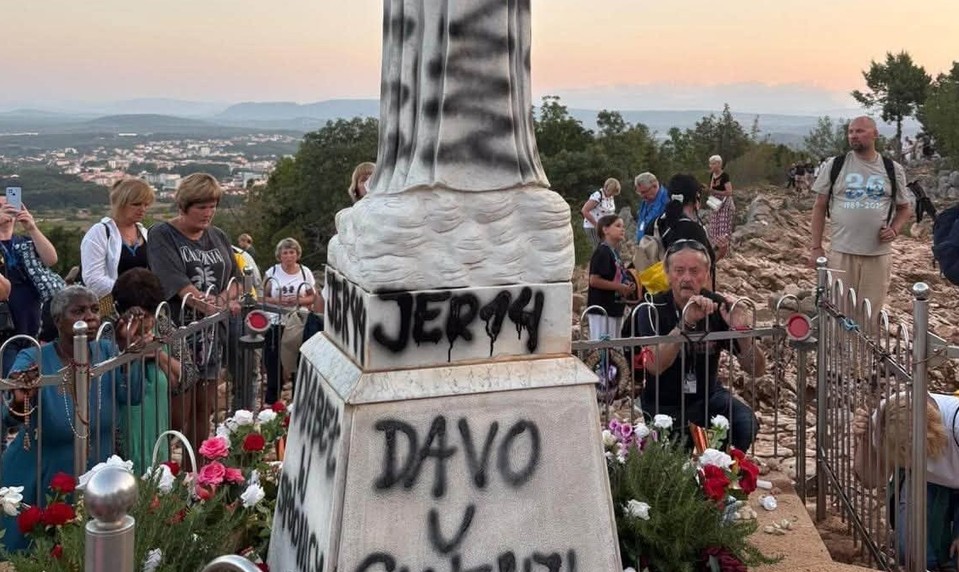 Vandali zaútočili na pútnické miesto v Medžugorí. Zneuctená Panna Mária a oltár v plameňoch
