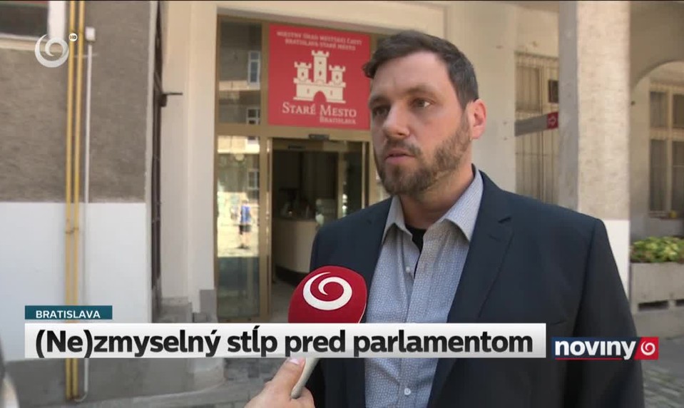 (Ne)zmyselný stĺp pred parlamentom